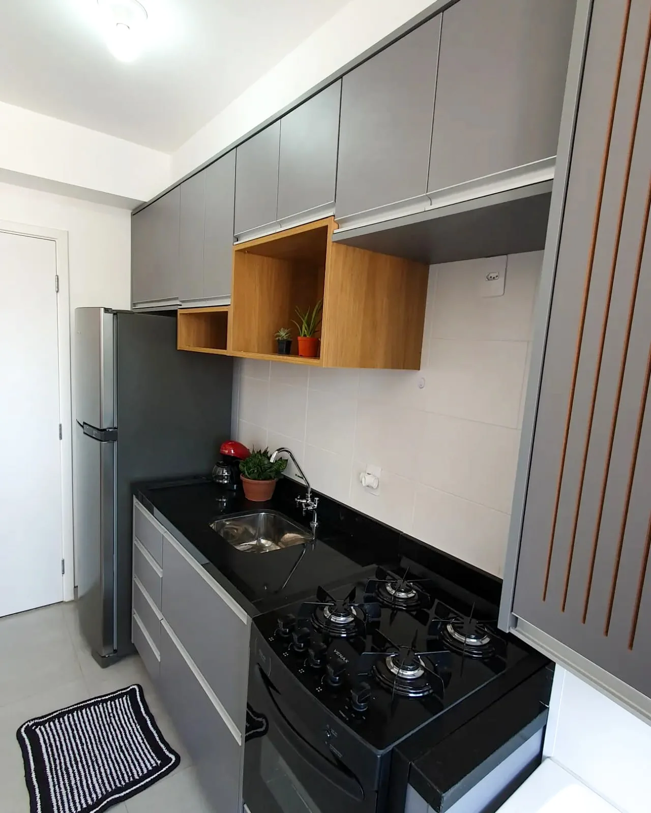 Foto de cozinha planejada com ênfase nos tons branco e marrom claro