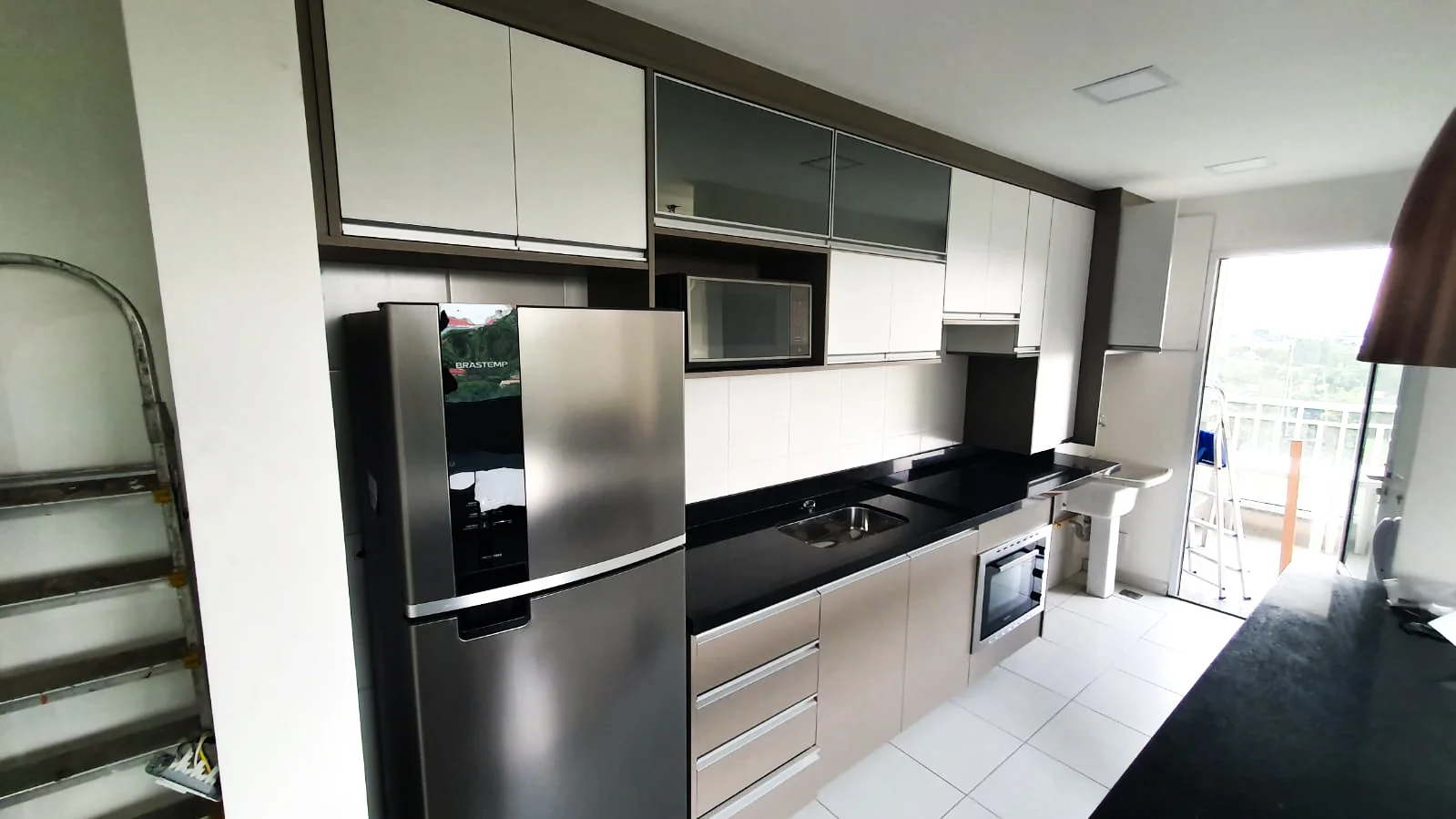 Foto de cozinha planejada com ênfase nas cores escuras e clares