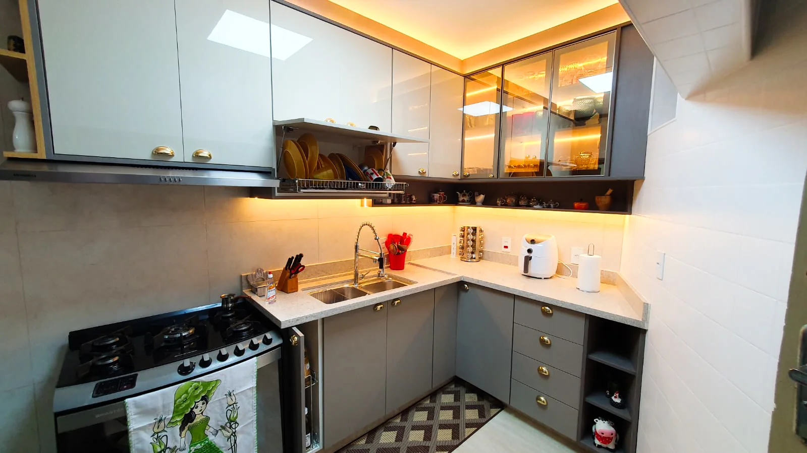 Foto de cozinha planejada com ênfase nas cores claras como branco e cinza