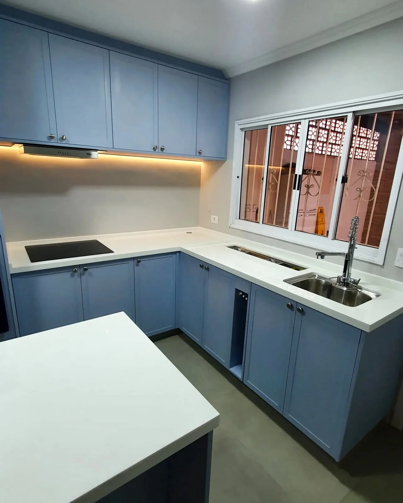 Foto de cozinha planejada com ênfase nos tons branco e azul claro.