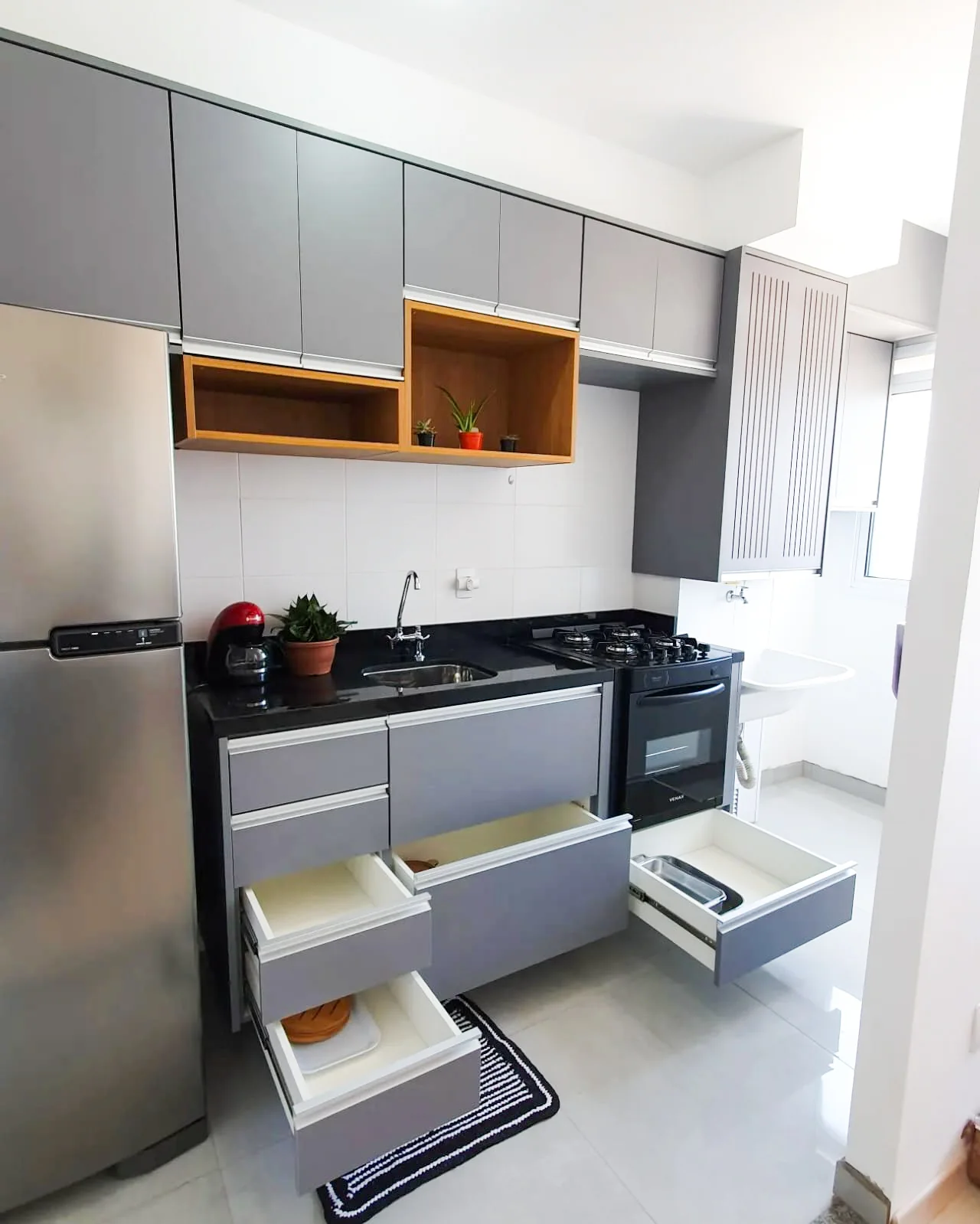 Foto de cozinha planejada com ênfase nos tons branco e cinza claro