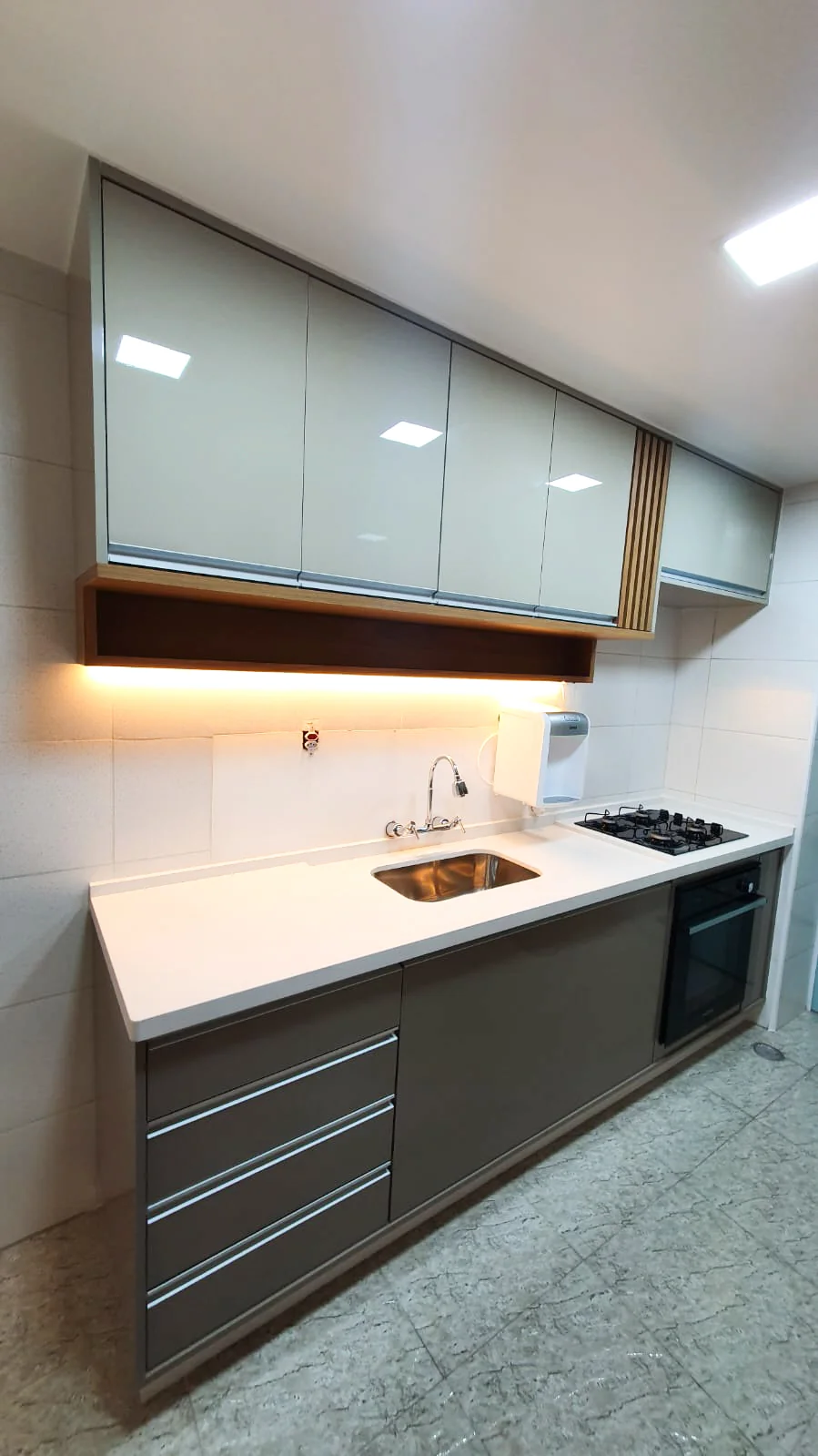 Foto de cozinha planejada com ênfase nos tons branco e marrom claro