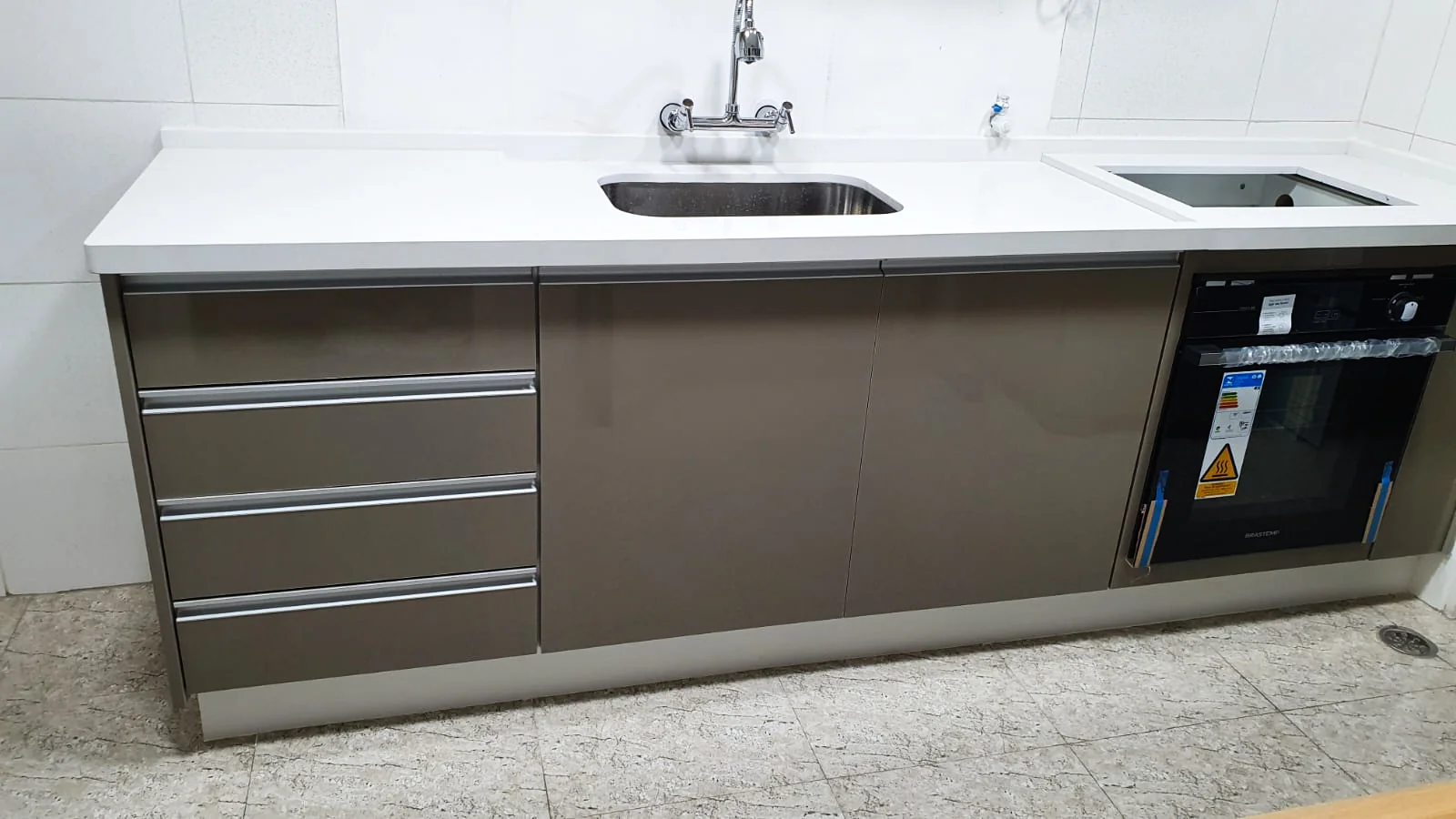 Foto de cozinha planejada com ênfase nos tons branco e marrom claro