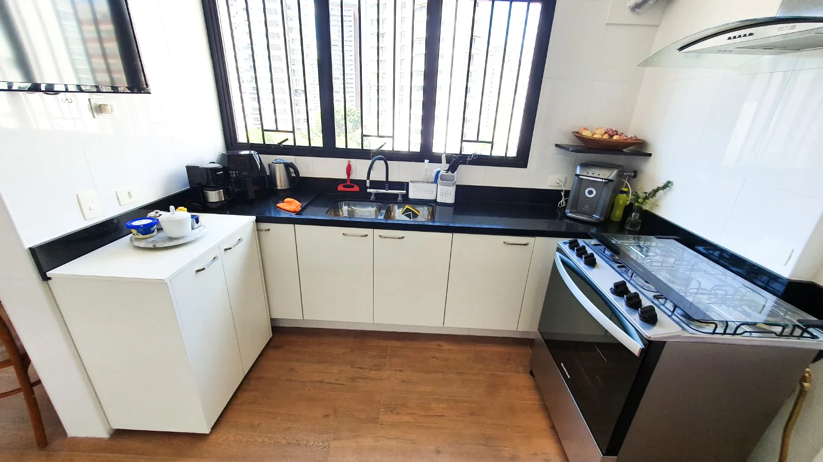 Foto de cozinha planejada com ênfase nos tom branco