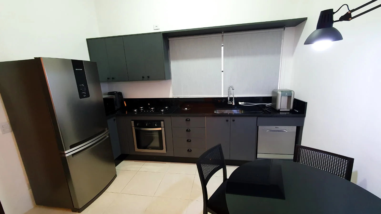 Foto de cozinha planejada com ênfase nas cores escuras