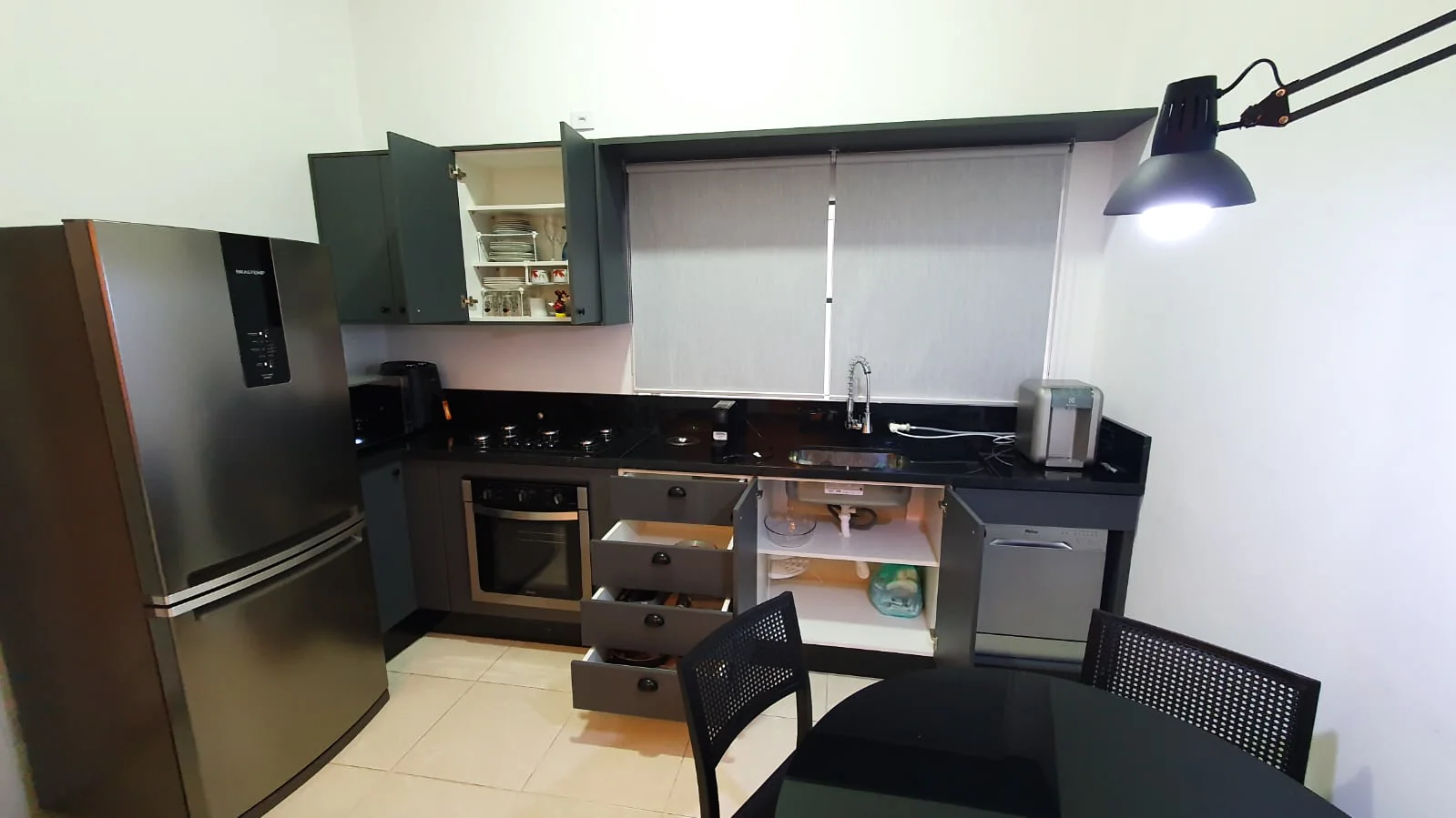 Foto de cozinha planejada com ênfase nas cores escuras