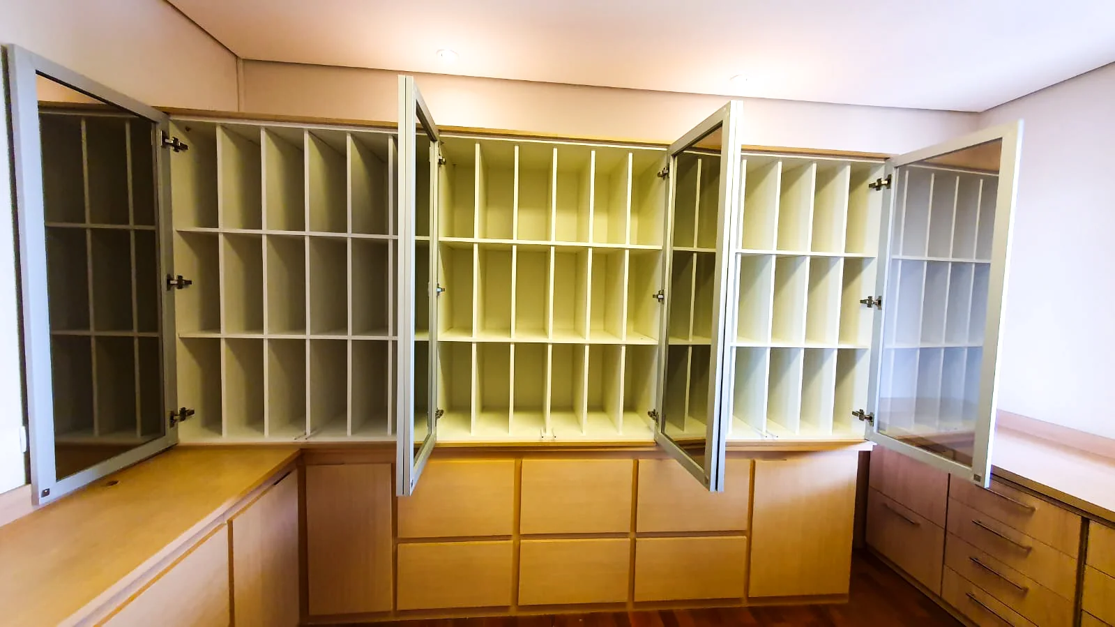 Foto de escritório planejado com ênfase na cor amadeirada