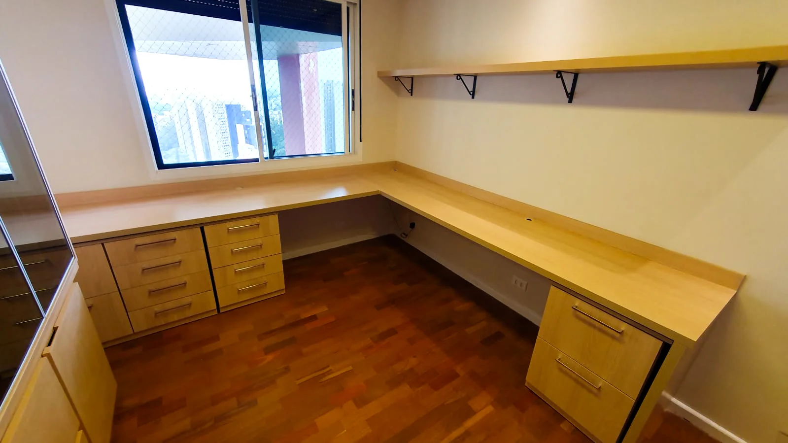 Foto de escritório planejado com ênfase na cor amadeirada