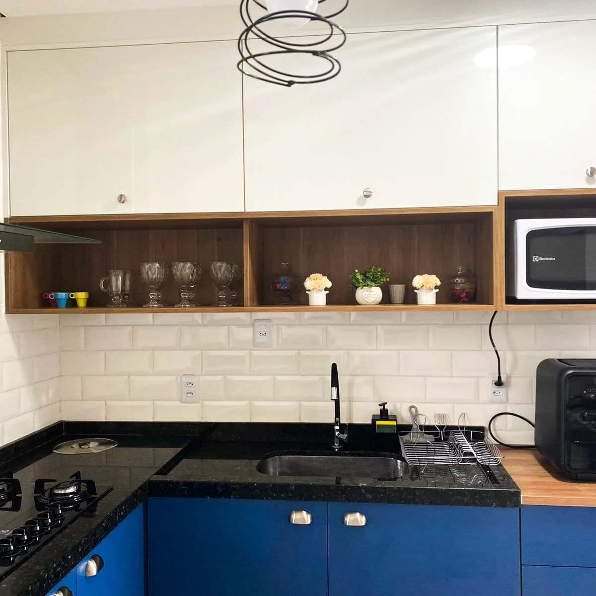 Foto de cozinha planejada com ênfase na cor azul.