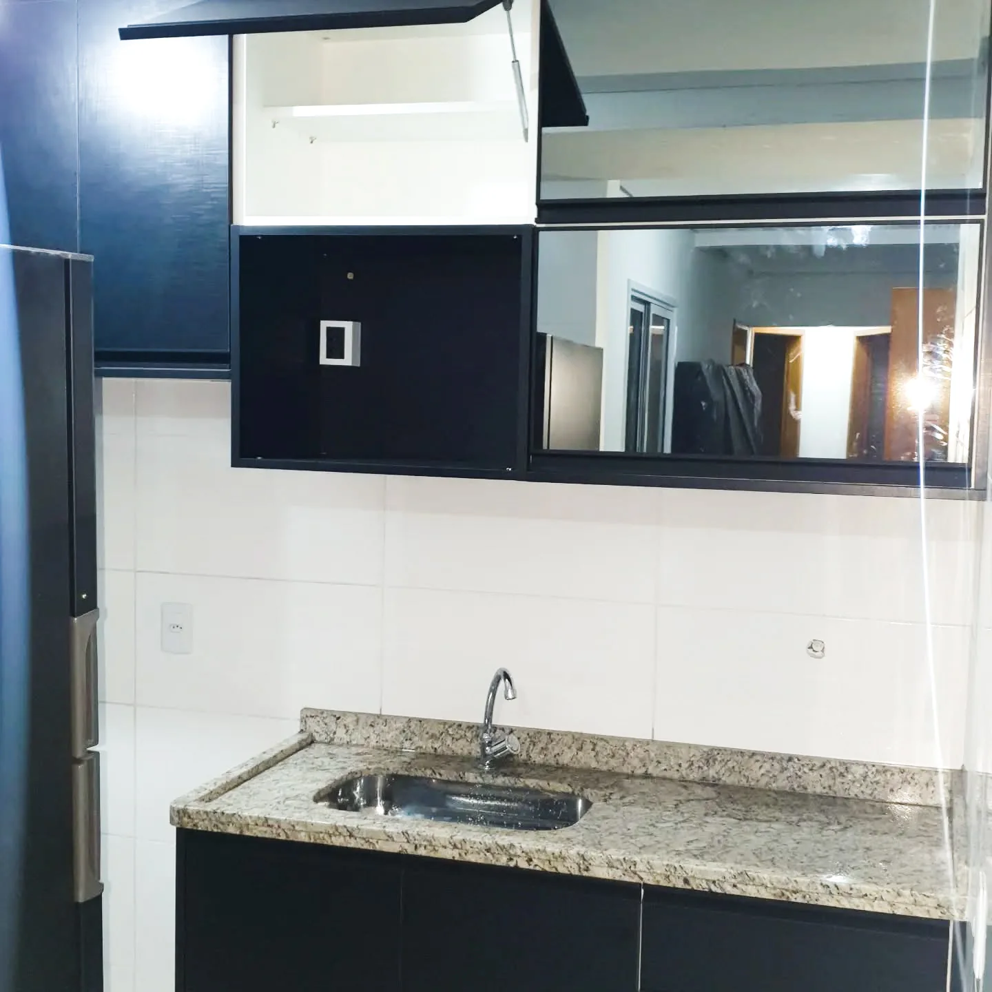 Foto de armário e pia de banheiro planejados