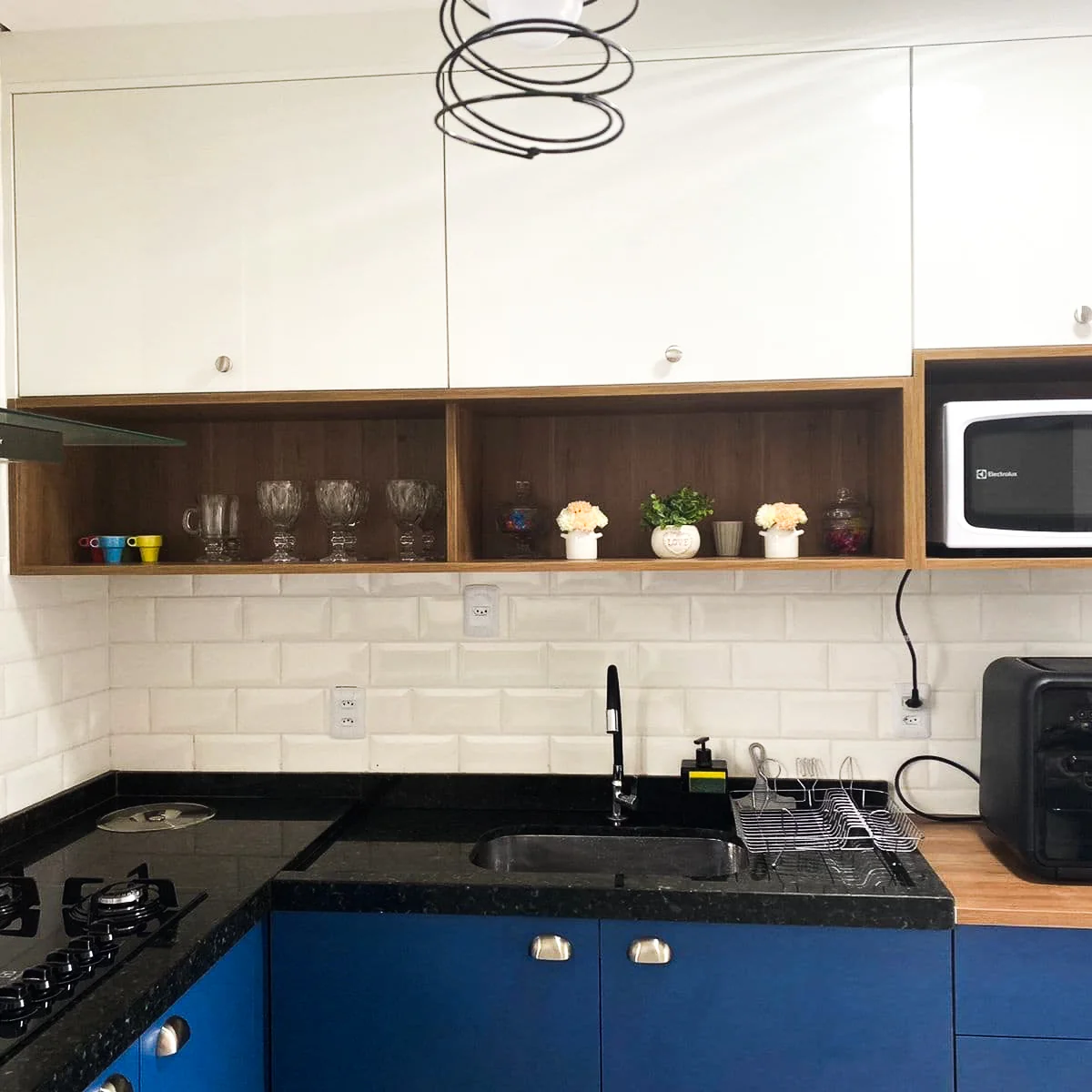 Foto de cozinha planejada com ênfase na cor azul.