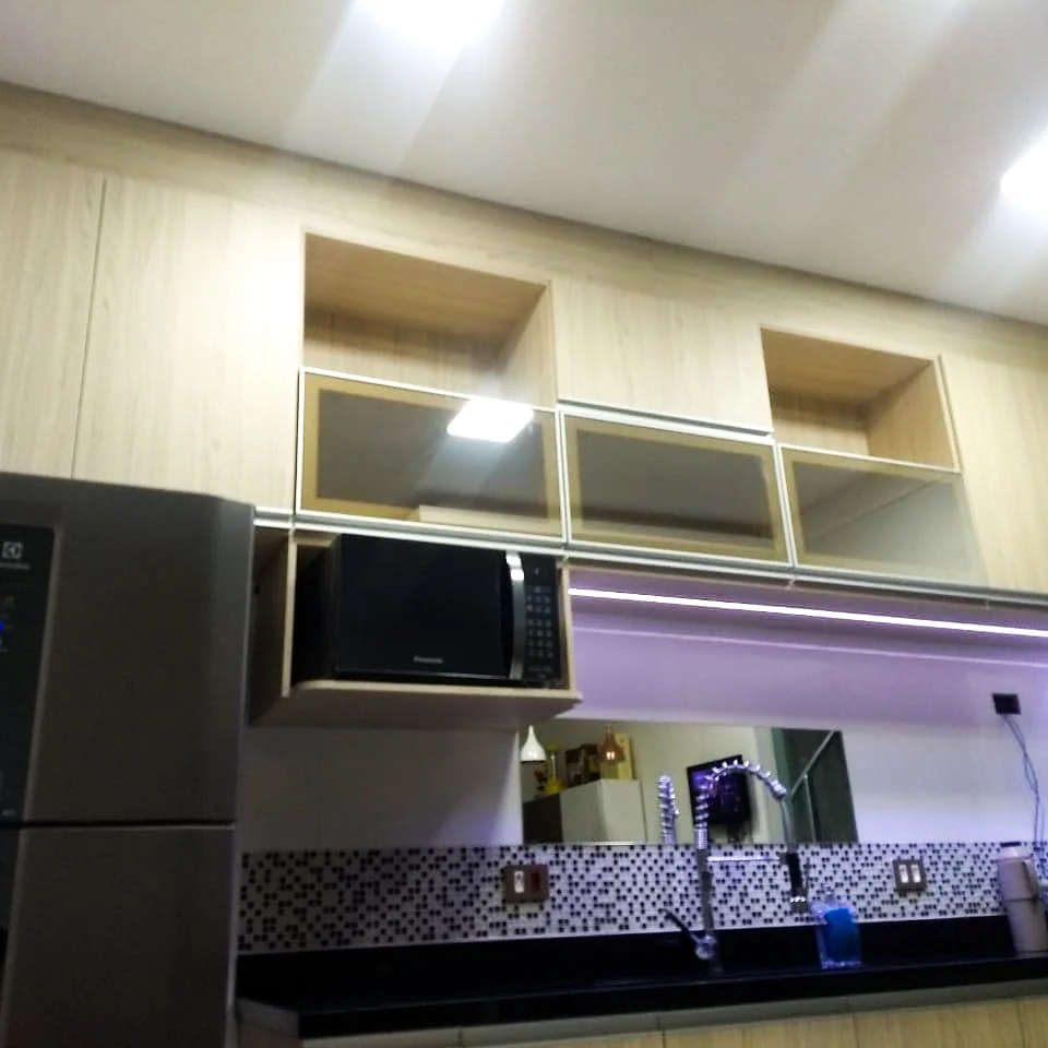 Foto de armário de cozinha suspenso planejado