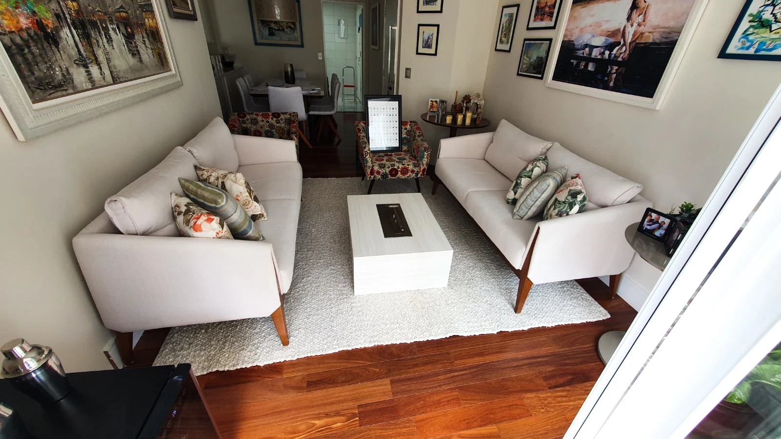 Foto de sala planejada com ênfase nos tons claros